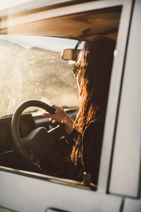 chica conduciendo