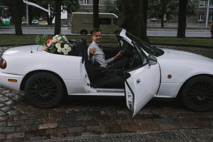 Fotógrafa tomo las fotos de su propia boda mientras su marido la espera dentro de un carro 