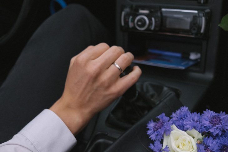 Fotógrafa tomo las fotos de su propia boda mientras observa el anillo de matrimonio de su esposo 