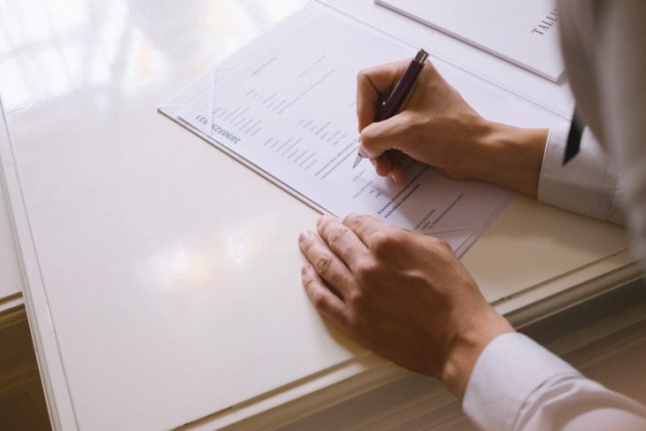 Fotógrafa tomo las fotos de su propia boda mientras firma el acta de matrimonio