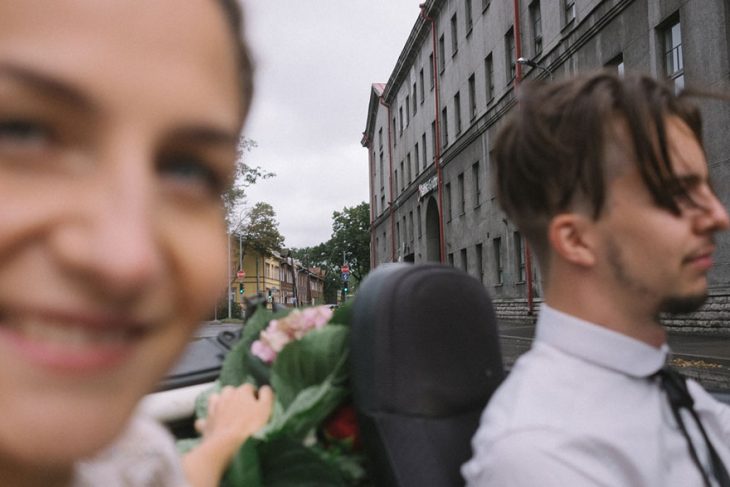 Fotógrafa tomo las fotos de su propia boda mientras va en el coche con su marido 