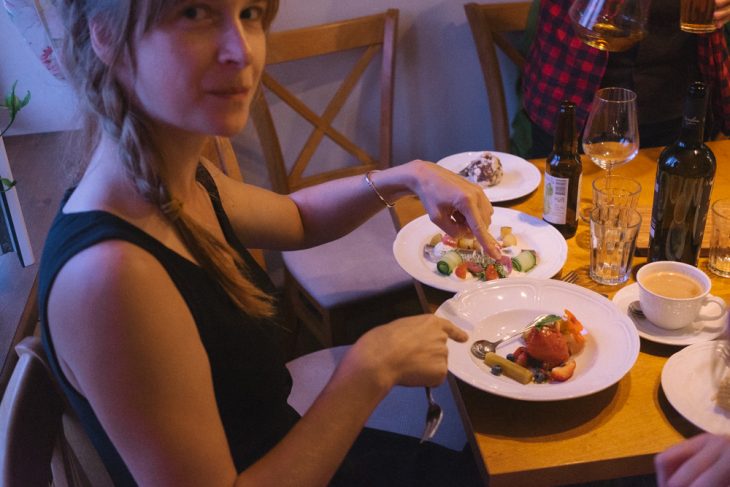 Fotógrafa tomo las fotos de su propia boda mientras disfruta la cena con sus amigos 