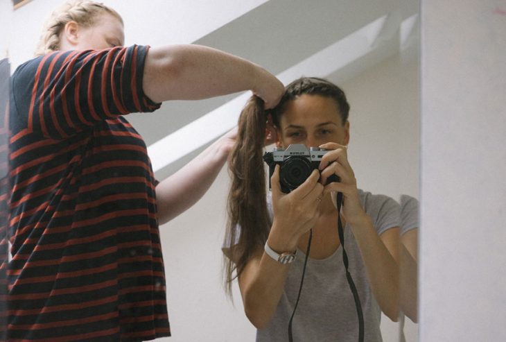 Fotógrafa tomo las fotos de su propia boda mientras la están peinando