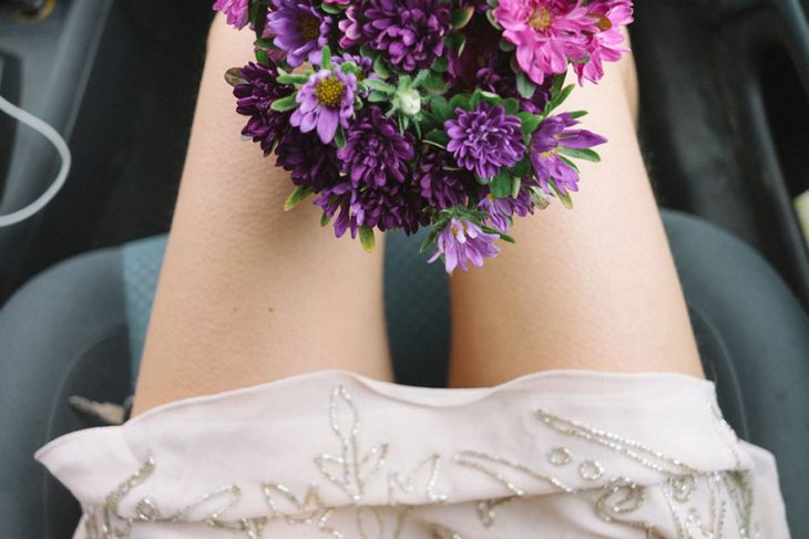 Fotógrafa tomo las fotos de su propia boda mientras observa su ramo de flores