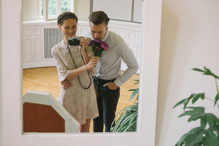 Fotógrafa tomo las fotos de su propia boda mientras está junto a su novio 