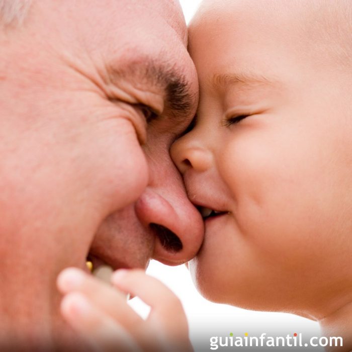 anuelo besando la frente de su nieto