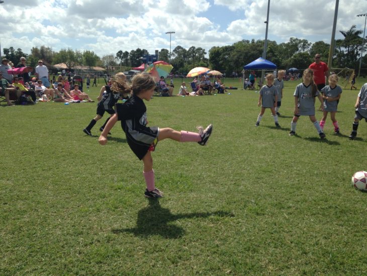 niña jugando futbol