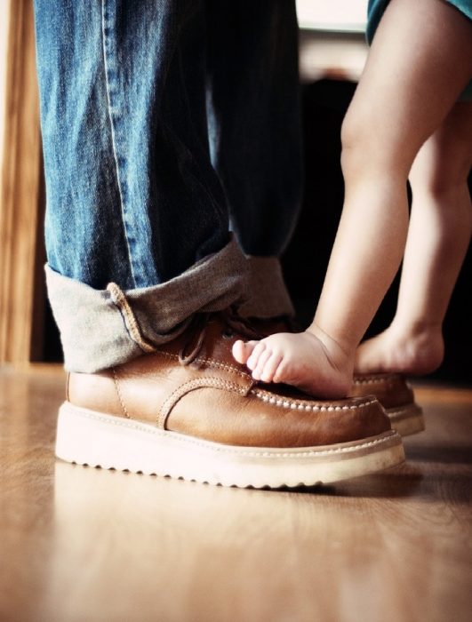 Pies de padre e hija bebé