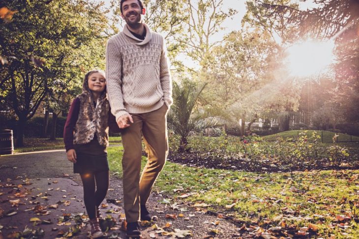 padre e hija caminando