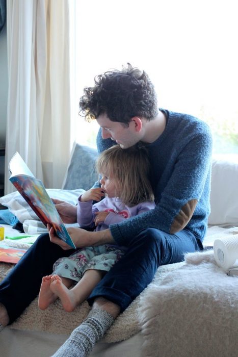 papá leyendo cuento a hija