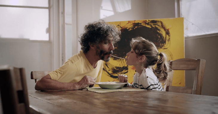 padre e hija comiendo spaguetti