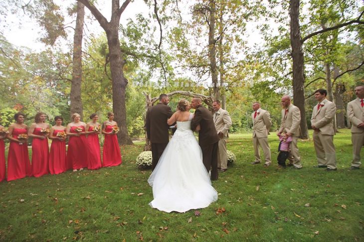 Brittany Blackburn en el altar con su padre y padrastro