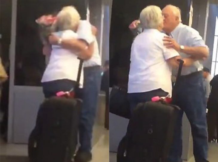 pareja de ancianos besándose en el aeropuerto 