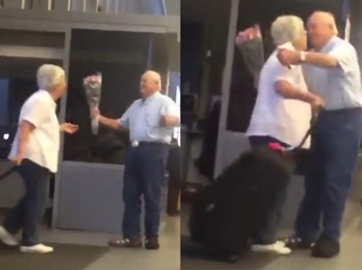 Pareja de ancianos en el aeropuerto abrazándose 