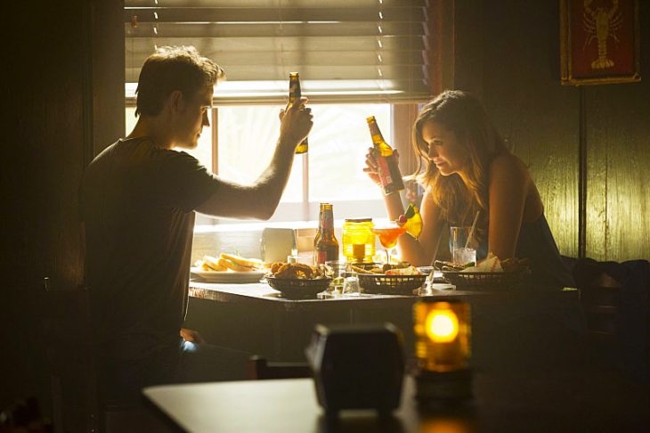 pareja de novios comiendo mientras están en un bar