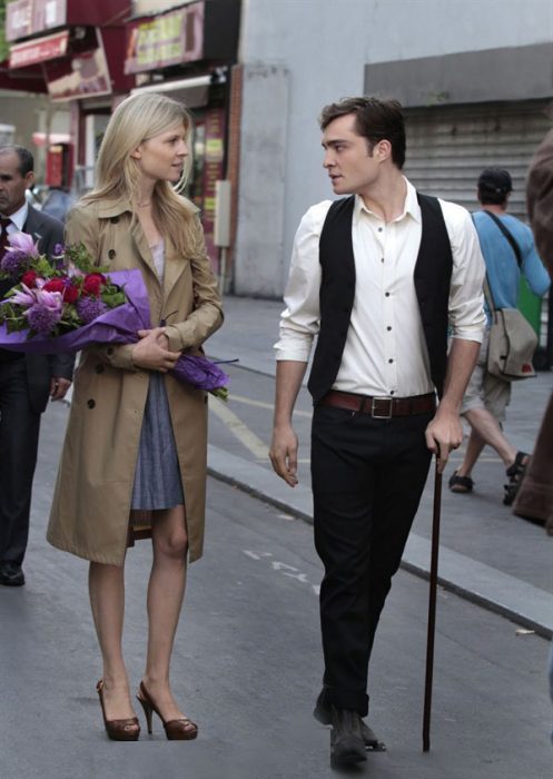 Escena de la serie gossip girls chuck y su novia caminando por la calle