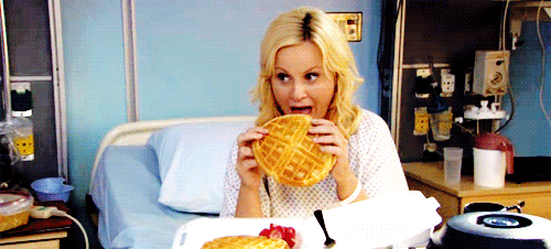 gif chica comiendo waffle en la cama