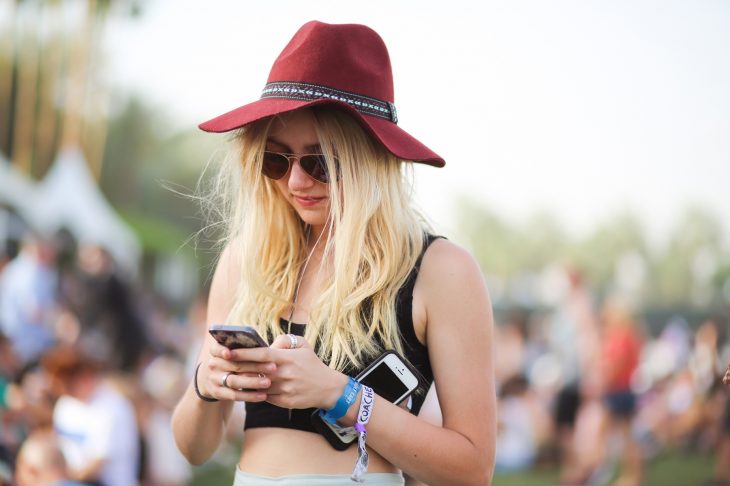 Chica en Coachella enviando mensaje 