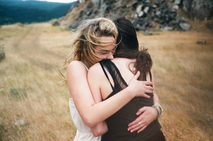 Amigas dándose un abrazo 