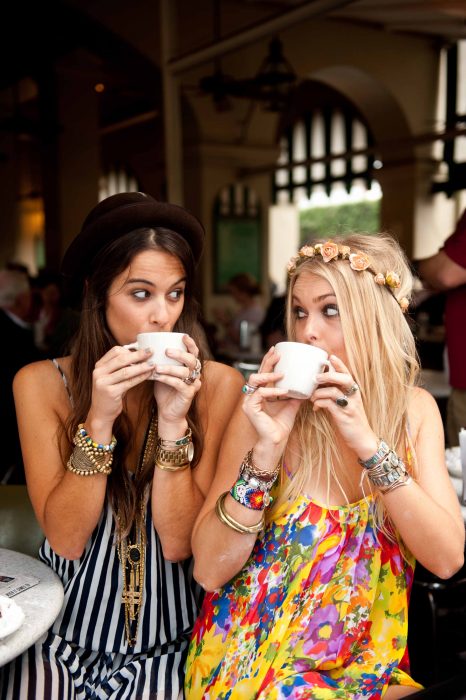 Amigas tomando café 