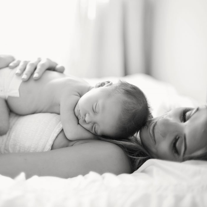 Babé dormido junto a su madre en la cama 