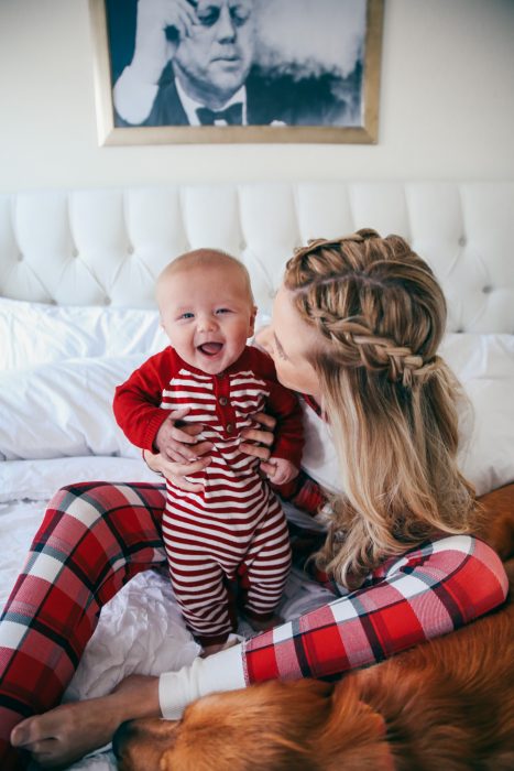 Bebé sonriendo mientras está con su mamá en la cama 