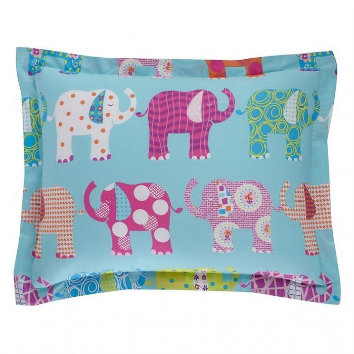 almohada con elefantes estampados 