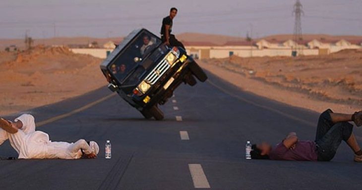 Hombre manejando por la carretera en solo dos ruedas