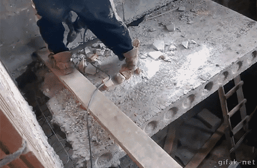 Hombre cortando un muro de concreto y cayendo al suelo 