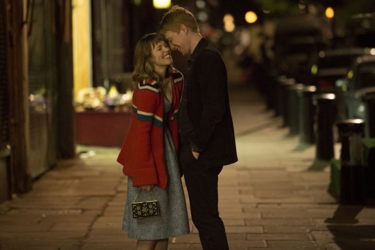 Escena de la película about time chica riendo en la calle mientras está con su novio 