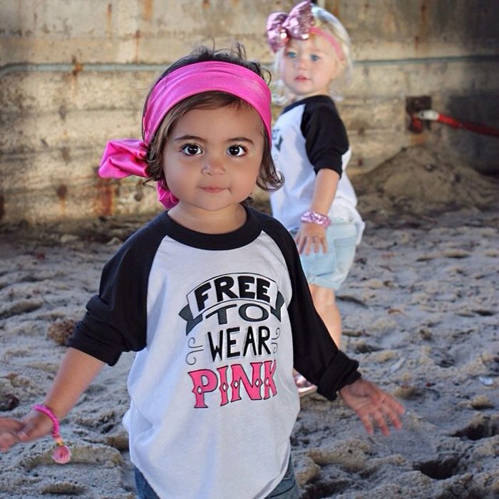 niña con playera con mensaje