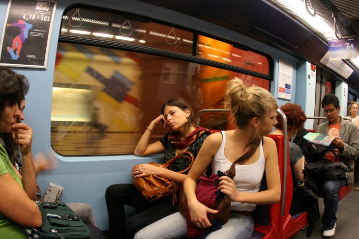 Chicas en el metro conversando 