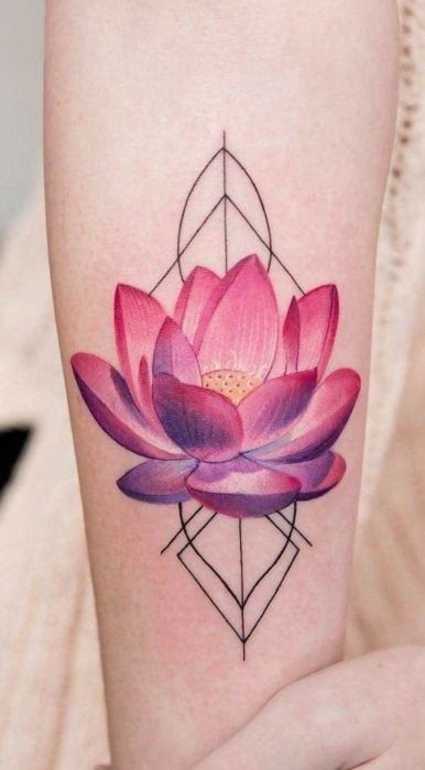 Chica con un tatuaje de flor de loto en el brazo 