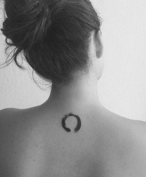 Chica con un tatuaje de enzo en la espalda 