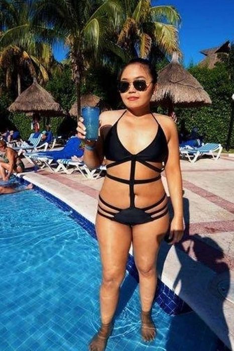 chica en alberca con monokini negro