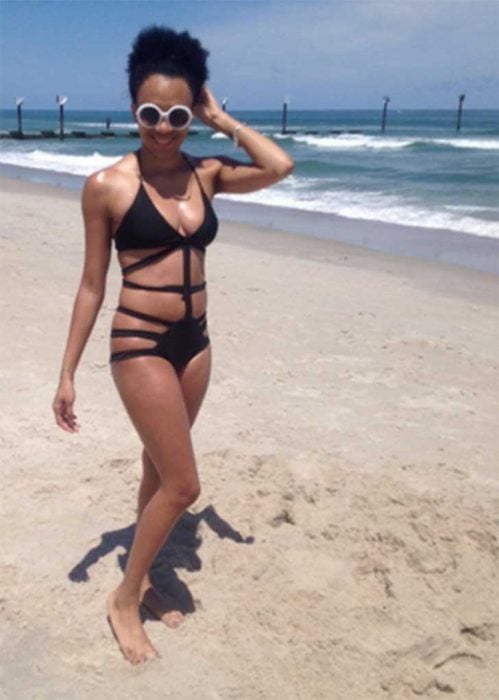 chica en la playa posando monokini negro