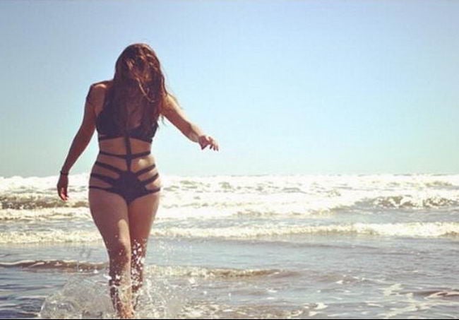 chica en la playa posando con monokini 