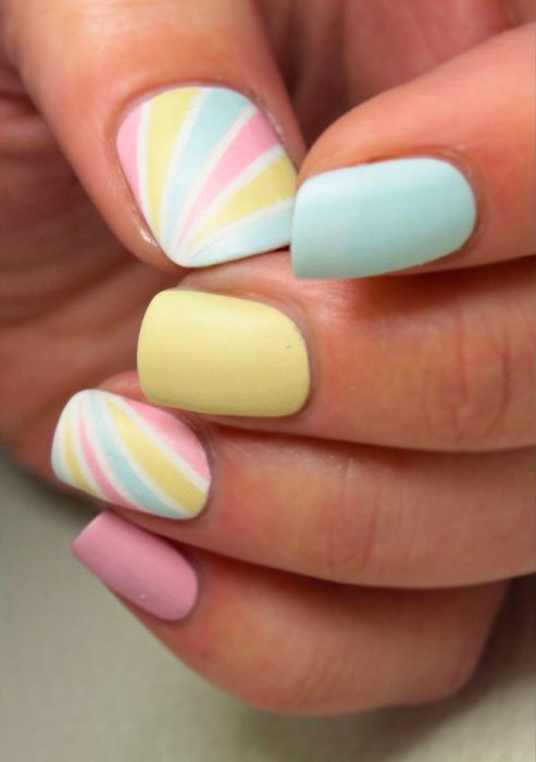 Uñas decoradas en amarillo azul y rosa 