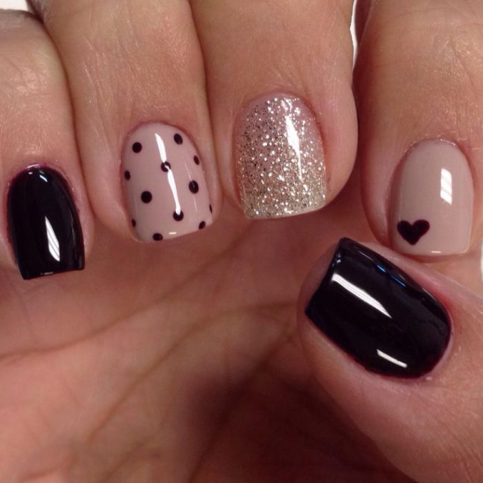 uñas decoradas con esmalte color rosa y negro 