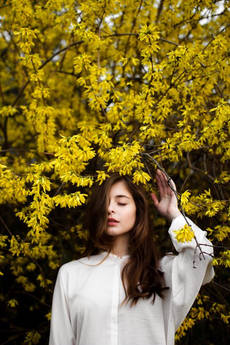 chica de pie bajo un árbol