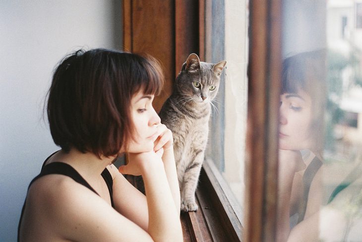 chica pensativa frente a la ventana