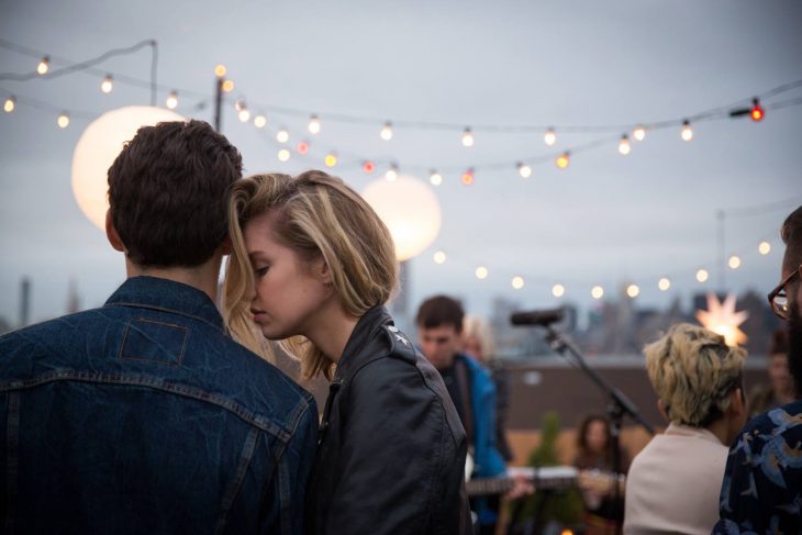 Pareja de novios en una fiesta abrazados 