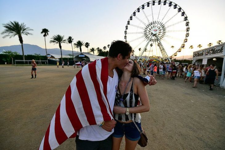 pareja besándose en un festival de música