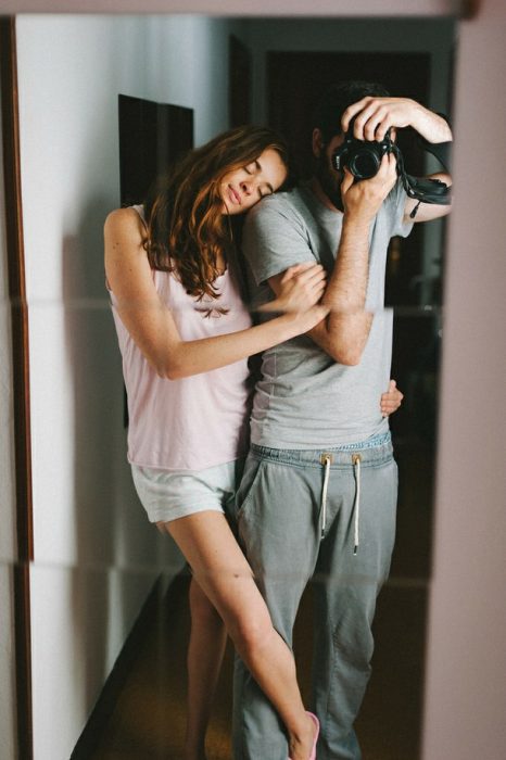 chico tomando fotografía con chica