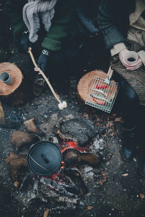 comida asada en campamento