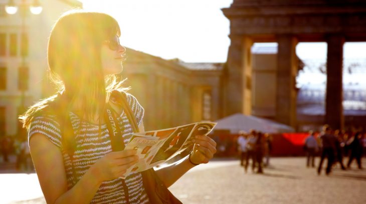 chica leyendo folleto