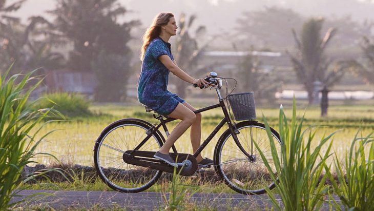 chica pasea sola en bicicleta