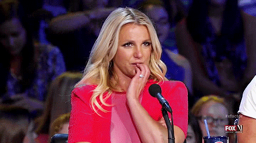 GIF Britney spears mordiéndose las uñas