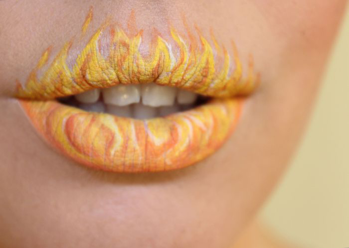 Diseño de labios para halloween en forma de llamas de fuego