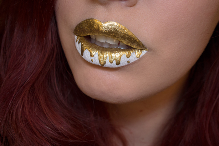 Diseño de labios para halloween con manchas de color dorado y blanco 